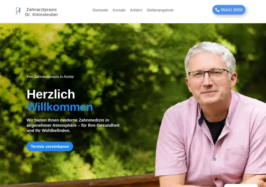 Aktuelle Website der Zahnarztpraxis Dr. Kleinsteuber mit echter Praxisfotografie und Termin-Schaltfläche